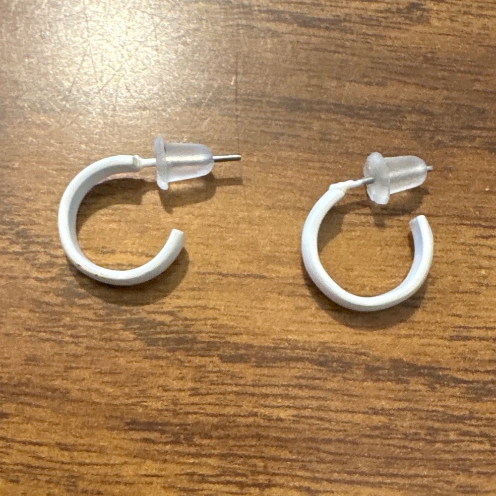 1980s Matte White Enamel Small C-Hoop Earrings Minimalist Modern‎ Push Back